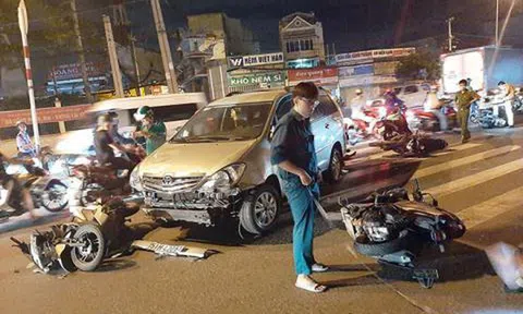 Ô tô lao vun vút tông 10 xe máy chờ đèn đỏ